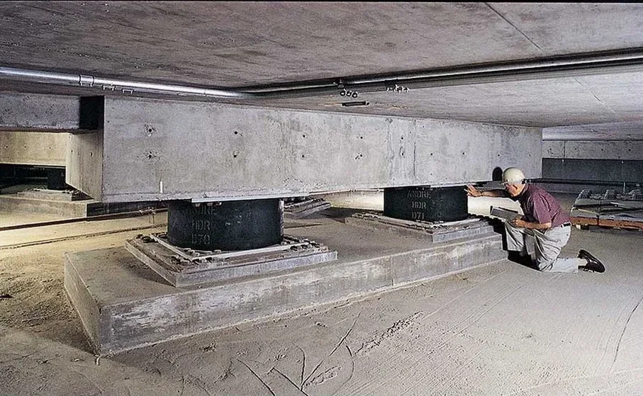 Diseño de aislación sísmica de base en la zona de subducción de Chillán